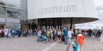Zahlreiche Regentage führten in den Sommermonaten zu langen Besucherschlangen vor dem OZEANEUM (Foto: Anke Neumeister/Deutsches Meeresmuseum)